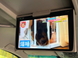 【フリップダウンモニター】大画面モニターで後席でもエンタメをお楽しみいただけます。小さなお子様にも大人気の装備です♪