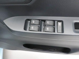 パワーウィンドウのスイッチです。 運転席に居ながら助手席の窓を開け閉めできるので便利ですよ。 ロック機能も付いてるので子供がイタズラして窓を開けるという事もできなくできますよ。