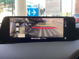 車両の前後左右にある4つのカメラを合成することで、まるでご自身のクルマを空から見ているような俯瞰での映像を映し出してくれます。バック時ももちろんのこと、前進時に視界の悪い交差点でも役に立ちますね。