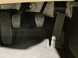 マツダ車の共通するポイントに前輪を前に出し運転席足元スペースを広げたこと!これによりホイールハウスが邪魔にならずにドライバーの中心線を基準とした位置へのペダル配置が可能となりました!