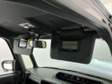 【サンバイザー】車内で身だしなみを整えるためのバニティミラーがセット。お化粧直しや髪型のチェックに活用できます。