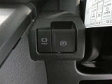 電動パーキングブレーキを搭載。スイッチ操作でパーキングブレーキを作動・解除することが可能ですので、操作の力が不要ですよ♪