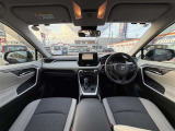 高いホールド性で運転姿勢が安定します。長距離ドライブでも疲れにくいのが魅力です。快適なドライビングライフをお送りください♪