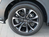 足回りは、純正18インチアルミホイールで見た目もクールです。215/55R18タイヤを装着、強力な4輪ディスクブレーキとGベクタリングコントロールの卓越の走りをお楽しみください★☆★☆