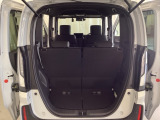 開口部も広く荷物の積み下ろしもしやすいお車となっております。シートの背もたれは5:5の割合で背もたれを可倒でき、前後のシートスライドもできるので荷室をひろげることができます。