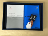 メンテナンスノート【点検整備記録簿・保証書】、取説も揃ってます。スマートキーはバッグなどにしまったままボタン操作でエンジン始動・停止やハイブリッドシステムの起動や停止ができて大変便利です