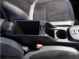 【アームレストコンソール】アームレストには収納スペースがあり、車内に置いておきたい小物を収納するのに便利です。