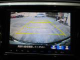 バックカメラの画像です。ガイドラインがスムースな車庫入れをサポートいたします。車庫入れの安心感がアップしますね。