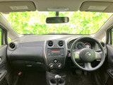 運転席から前方を見渡しやすいレイアウトで、メーターやセンター操作部も視線の届きやすい位置にまとまっています。前席はゆったり座れる空間で、乗り降りもしやすい印象です。