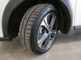 フロントタイヤの溝も十分に残っております。タイヤサイズは205/55R17となっております。