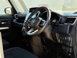足元にはしっかりとスペースもあり、窮屈さなどもなく快適に運転ができます。