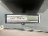 車両後方のカメラ映像をミラー面に投影します。社内の状況や天候に左右されずいつでもクリアな後方視界が得られます。