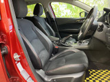 前席は身体を預けやすい形状で、運転席と助手席の間には肘を置けるスペースも備わります。窓からの視界も広がり、乗り降りの際にも室内を確認しやすい配置です。