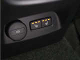 リアシートにもシートヒーターが装備されています。4席全てで独立した調整が可能です。