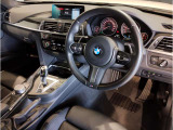 【ハンドル】ドライバーとBMW車の一体感がダイレクトに伝わるステアリングホイール。形状・太さへの拘りに加えて、操作性を高める為にスイッチ類も配置。クイックかつ安定のドライビングを体感下さい!