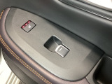 リアドアのパワーウインドウスイッチの近くにリア席用のシートヒータースイッチがついています。冬場の寒い時など、フロントシートだけでなくリアシートでも快適に過ごせます。