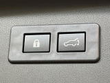 【パワーバックドア】スマートキーや運転席のボタンを押すだけでリアゲートが自動で開閉します!荷物を持っている時や、高い位置にあるバックドアを閉める際に便利な機能です♪