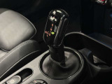 操作するたびにMINIらしさを感じる、個性的でスタイリッシュなシフトレバー。