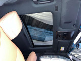 解放感を感じることができるムーンルーフ。屋外の気持ち良い風や日差しとり込み車内空間を明るくします。