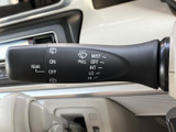 レバーには前後のワイパーに関する表示がまとめられ、各設定を目で確認しやすい配置です。運転席から手元で扱えるため、天候に応じた操作に便利です。