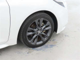 装着タイヤサイズは、215/45R17です。純正アルミホイールを装着しております。