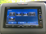 オーディオのメニューが画面にまとまり、USBやBluetooth AUDIOなど選択肢を見比べやすい構成です。使いたい項目を確認しながら、普段の音楽再生に活用いただけます。
