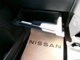 車検証ブックや小物などが収納できるスペースがあります。