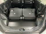 【ラゲージフロア】お客様に気持ち良く乗っていただけるよう、工具を使わず取り外せる部品は全て取り外し清掃しております。シート可動の場合は、シートを動かし裏側まで清掃を行っております。