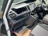 運転席からも助手席からも手が届きやすく、小物などを置いておくのにとても便利♪