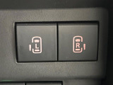 【両側パワースライドドア】スマートキーや運転席のスイッチで後席両側スライドドアの開閉が可能♪電動だから力を入れてドアを開ける必要が無く、小さなお子様でも簡単に開け閉めでき快適です♪