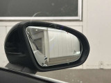 リアバンパー左右のレーダーセンサーにより車両の斜め後ろのミラーで見えない死角エリアに車両や自転車がいることを警告します。更に、側面衝突の危機があるときはブレーキを自動制御して危険回避をサポートします。