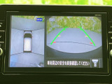後方や車両周辺の様子を画面で確認でき、駐車時の安全確認をサポートします。ガイド表示も備わり、周囲を目で確かめながら操作しやすい装備です。切り返しの際にも役立ちます。