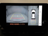 パノラミックビューモニターを装備。駐車場や交差点でクルマを真上から見るように周囲を確認できます。機能の詳細は販売店スタッフまでおたずねください。