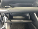 ちょっとしたところは収納ボックスにもなっています。車内はサイズも決まっているので、収納が少ないと思っているアナタ!ご安心ください。さまざまなところに収納が隠れているんです♪