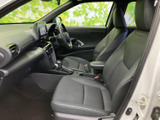 前席は運転席と助手席が並び、座ったまま前方を見渡しやすい配置です。シートやドアまわりは落ち着いた色合いでまとまり、乗り込む方を選ばず、日常の移動にもなじみやすい室内です。