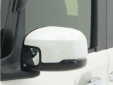 ◆ドアミラーウインカー◆ドアミラーにウインカーを装備しています。対向車に自身の進行方向を合図し安全に運転できます。
