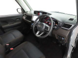 シンプルで使いやすいデザインの運転席です。