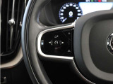 前方車を自動追従するアダプティブクルーズコントロールに加え、ステアリング操舵も行う進化型クルーズ『パイロットアシスト』を搭載。車体を車線内へと適正に維持しつつ先行車を忠実に追従します。