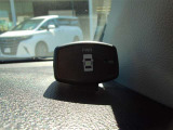 コーナーセンサーを車の前後に装備。障害物までの距離に応じて警告音を変えてお知らせ。縦列駐車時や駐車場・車庫などでの取り回しをサポートします。詳細は販売店スタッフまでおたずねください。