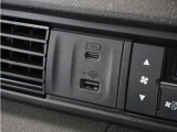 ◆USB接続端子◆スマホやiPodなどを接続して、いつもの音楽を車内でもお楽しみいただけます♪
