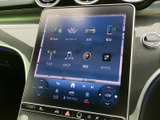 画面上にナビやメディア、電話などのメニューが並び、必要な項目を見つけやすい構成です。各種設定や情報へのアクセスもまとめられており、日常の移動中に使いたい機能を確認できます。