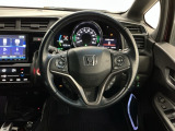 【ハンドル】運転にかかわる様々な操作を安全に行えるように視点移動が少なく操作性に配慮されたスイッチ類が凝縮されたコックピットです。