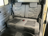 【後部座席】ゆとりのある後席で同乗される方もゆったりくつろげます♪細部にいたるまで徹底した清掃・洗浄を実施。美しく・清潔な室内空間を実現しております。