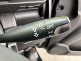 矢印やライトの表示が見やすく、進路変更や周囲への合図に使う操作を確認しやすい設計です。運転席から手元で扱えるため、交差点や車線変更の場面でも操作内容を把握しやすく、日々の運転をサポートします。