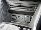 CD/DVD再生プレーヤーとフルセグTVチューナーを装備しています。また、USB端子も備えています。