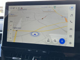 現在地周辺の道路や交差点が画面に表示され、目的地までのルート確認に活用できます。タッチ操作で地図を見ながら行き先を探せるので、初めての場所へのお出かけにも便利です。