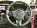 ステアリングにオーディオ操作用のスイッチが備わり、手元で音量などを調整できます。運転中も視線や手の移動を抑えながら、日常的な操作を行いやすい装備です。