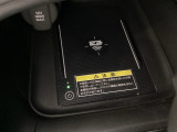 センターコンソールにはワイヤレス充電器を装備してます。Qi(チー)規格対応のスマートフォンなどを置くだけでワイヤレスで充電可能です。