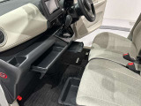 グローブボックス周り 運転席から中に収納した物をすぐに取り出せて便利です。