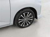 装着タイヤサイズは、175/55R15です。純正アルミホイールを装着しております。